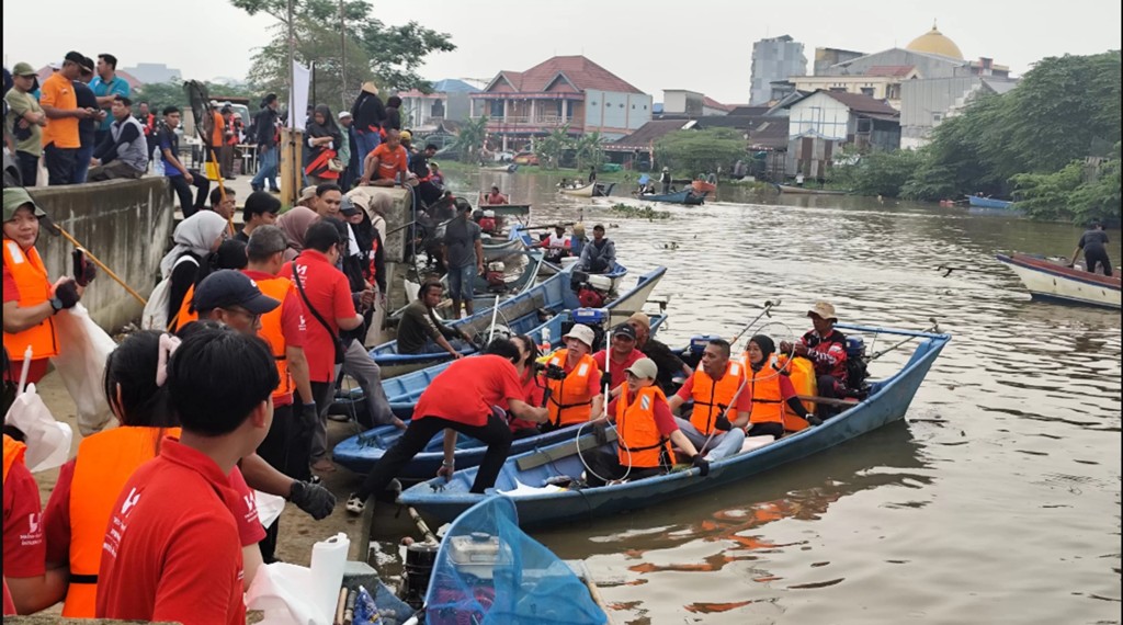 Pungut Sampah Pakai Ketinting, DLH Susuri Sungai Karang Mumus