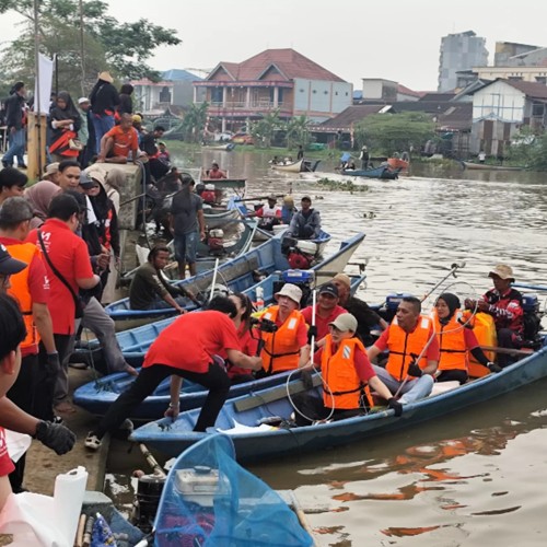 Pungut Sampah Pakai Ketinting, DLH Susuri Sungai Karang Mumus
