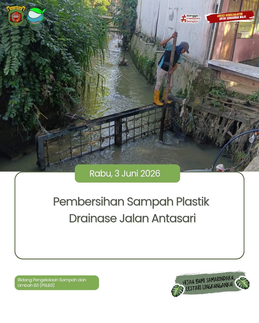 DLH Samarinda Bersihkan Sampah Plastik di Drainase Jalan Antasari