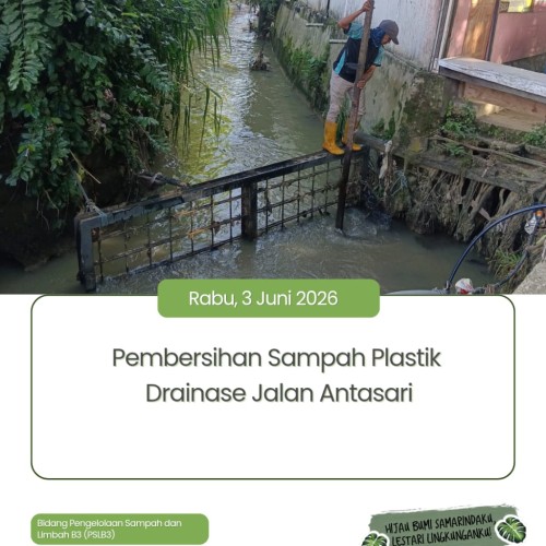 DLH Samarinda Bersihkan Sampah Plastik di Drainase Jalan Antasari