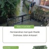 DLH Samarinda Bersihkan Sampah Plastik di Drainase Jalan Antasari